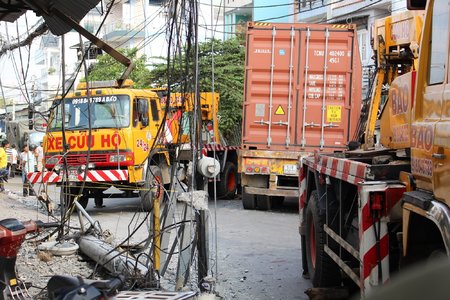 TP.HCM: Container tông sập nhà dân, cày nát trụ điện