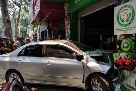 Nữ tài xế điều khiển bất ngờ lao thẳng vào cửa hàng hoa quả ở Hà Nội