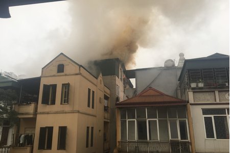 Hà Nội: Căn nhà 5 tầng bốc cháy dữ dội