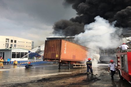 Cháy lớn ở khu công nghiệp Bình Dương, khói đen khổng lồ bốc cuồn cuộn