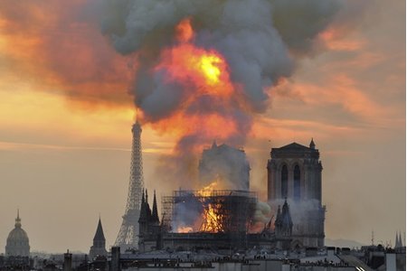 Nguyên nhân gây cháy khủng khiếp ở Nhà thờ Đức Bà Paris?