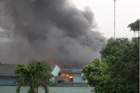 Cháy lớn tại công ty dược phẩm Armephaco Hà Nội