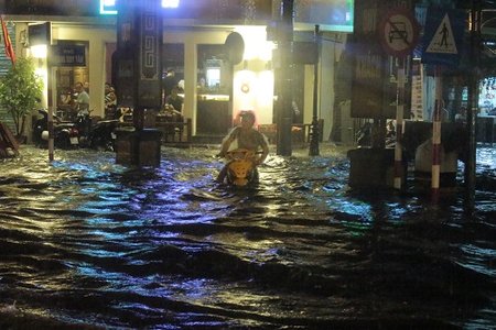 Hà Nội mưa lớn trong đêm, nhiều tuyến phố Hà Nội ngập úng