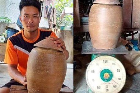 Nghệ An: Đào móng nhà, một người dân phát hiện hũ tiền cổ nặng 36kg
