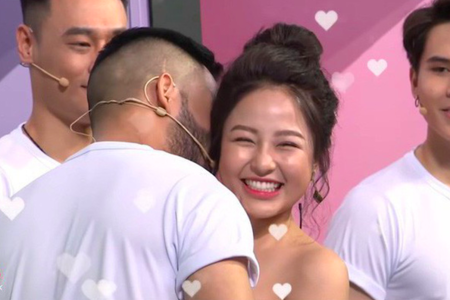 Sau khi lộ clip nóng, hot girl Trâm Anh tiếp tục bị cắt sóng trên VTV