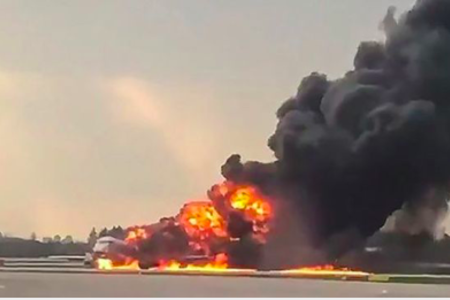Máy bay chở khách Nga bốc cháy dữ dội khiến hơn 40 người thiệt mạng