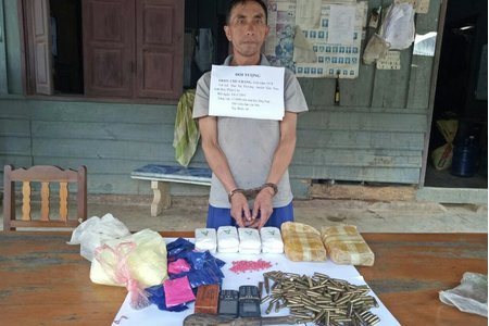 Bắt giữ đối tượng người Lào vận chuyển 12.000 viên ma túy, 180 viên đạn