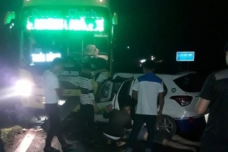 Quảng Ninh: Taxi đấu đầu xe khách, 3 người tử vong