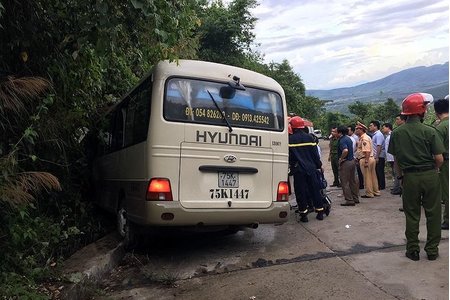 Xe khách chở đoàn sinh viên nước ngoài đâm vào vách núi