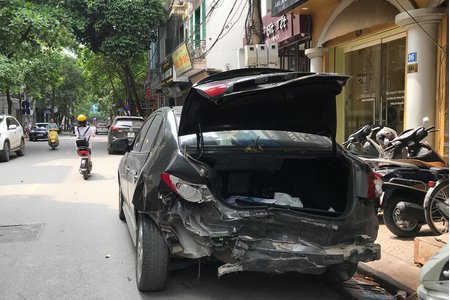 Mất lái ô tô gây tai nạn liên hoàn, hai mẹ con nhập viện