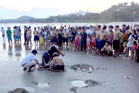 Tắm biển 5 học sinh đuối nước, 2 em tử vong