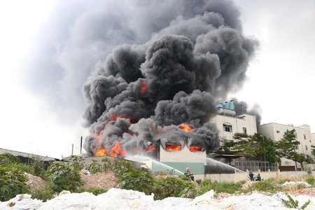 Bình Dương: Cháy lớn trong khu công nghiệp, khói lửa bốc cao hàng chục mét