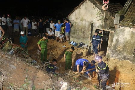 Gần 8 giờ tìm kiếm thi thể nạn nhân bị sập giếng ở Nghệ An
