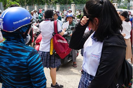 Nhiều thí sinh 'lắc đầu' với đề thi Toán lớp 10 ở Sài Gòn