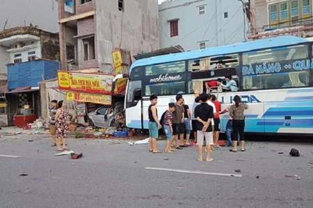 Nam Định: Xe khách húc đuôi ô tô con lao vào nhà dân, một người chết thảm