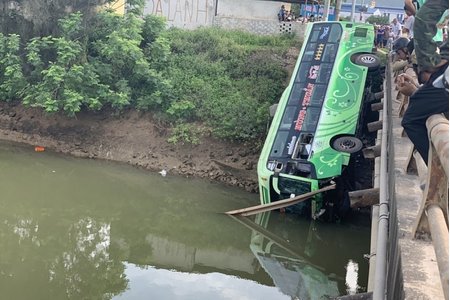 Thanh Hóa: Xe khách lao xuống sông, ít nhất 2 người tử vong