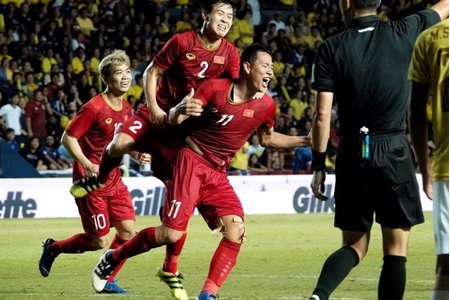 Anh Đức lập công ở phút thứ 94, Việt Nam tiến vào chung kết King's Cup