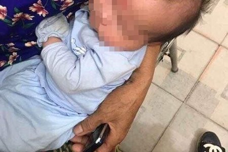 Bé trai 2 tháng tuổi bị bỏ rơi với lời nhắn 'Con đừng hận mẹ'
