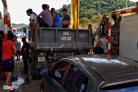 Người dân chặn kín 6 làn xe tại BOT Hoà Lạc - Hoà Bình , chủ đầu tư kêu cứu