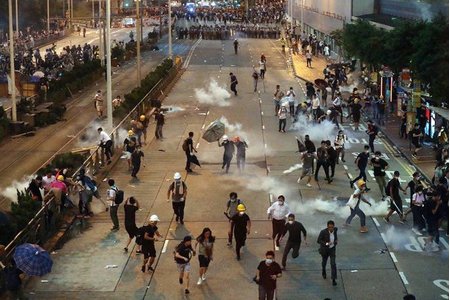 Cảnh sát Hong Kong bắn hơi cay, đạn cao su, khí ga giải tán biểu tình
