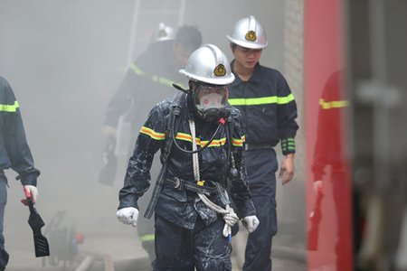 Hà Nội: Cháy Khách sạn A25, khách nước ngoài nhảy thoát thân từ tầng 2