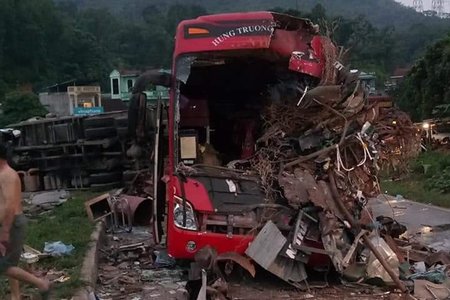 Xe tải chở sắt vụn mất lái đâm xe khách ở Hòa Bình, 34 người thương vong