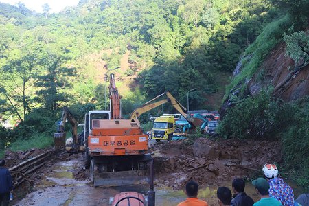 Lâm Đồng: Sạt lở sau mưa lớn ở đèo Bảo Lộc, giao thông ùn tắc hơn 20km