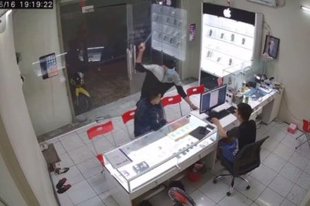 Truy bắt đối tượng dùng hung khí chém chủ cửa hàng điện thoại ở Sài Gòn