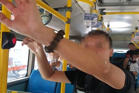 Tạm giữ người đàn ông thủ dâm trên xe buýt để xác minh hành vi dâm ô