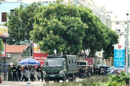 Nóng: Hàng trăm cảnh sát trấn áp côn đồ dùng bom xăng, đập phá nhà hàng, đâm chém nhân viên ở biển Hải Tiến