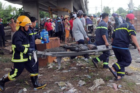 Vụ 2 ô tô rơi cầu Hàm Luông: 3 nạn nhân tử vong