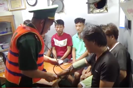 Quảng Bình: 8 người may mắn được cứu sống sau nhiều giờ trôi trên biển