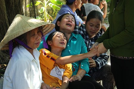 Vụ tàu cá Nghệ An bị chìm: Ngóng chờ người thân trong vô vọng