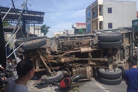 Nam Định: Xe tải lật nghiêng đè lên cặp vợ chồng điều khiển xe máy đi cạnh