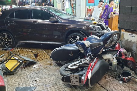 TP.HCM: Nữ tài xế đổ dốc mất lái đâm hàng loạt xe máy, 6 người bị thương nặng
