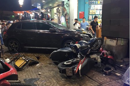 Nhân chứng kể lại vụ nữ tài xế Mercedes tông hàng loạt xe máy