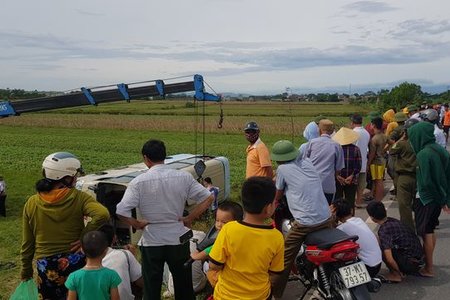 Nghệ An: Xe chở 21 công nhân mất lái lật xuống ruộng