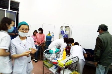 Đình chỉ hoạt động cơ sở nấu cỗ cưới ở Lâm Đồng khiến 136 người ngộ độc