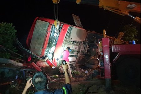 Xe khách bị lật ở Đắk Lắk, 11 người thương vong