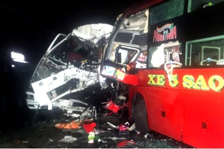 Bình Thuận: Ôtô giường nằm đấu đầu xe tải, hai tài xế thiệt mạng