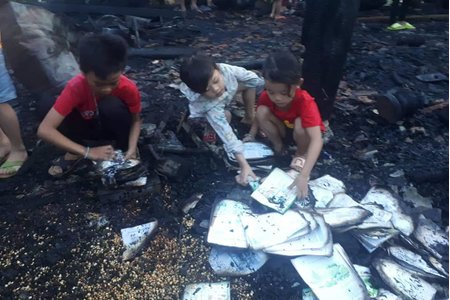 Hà Tĩnh: Nhà cháy trong lúc cha mẹ đi chữa bệnh, 3 anh em ngơ ngác bên đống tro tàn