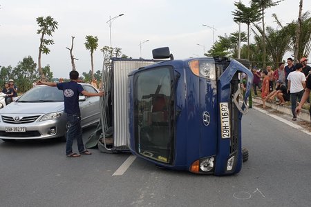 Gây ra 2 vụ tai nạn trên đường ở Hà Nội, tài xế xe Ford EcoSport bỏ trốn