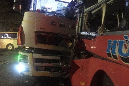 Xe khách đấu đầu xe tải gần hầm Hải Vân, 13 người thương vong