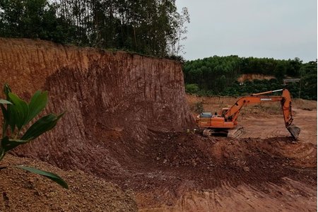 Huyện Tân Yên: Tận thu khoáng sản, phá nát đường dân sinh