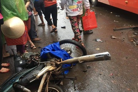 Gia Lai: Xe khách lao vào chợ ven đường, ít nhất 3 người chết