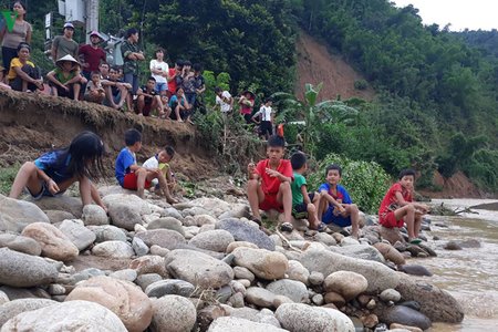 Thanh Hóa: Công tác tìm kiếm 12 người mất tích tại Sa Ná gặp khó khăn