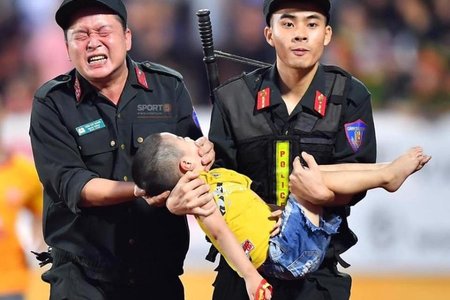Hình ảnh chiến sĩ cảnh sát cơ động cứu cháu bé lên cơn co giật gây xúc động mạnh trên mạng xã hội