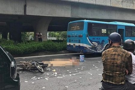 Người đàn ông tử vong tại chỗ sau khi va chạm với xe buýt ở Hà Nội