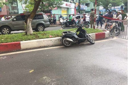 Hà Nội: Cây đổ bất ngờ khiến nam thanh niên đi xe máy tử vong