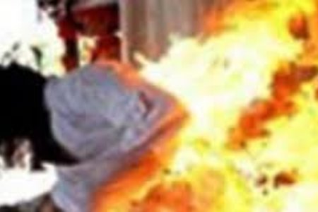 Nghệ An: Nửa đêm con khóc, chồng đổ xăng đốt vợ